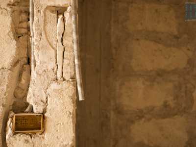 ...e cavi che pendono dal soffitto sono l'inevitabile risultato di decenni di abbandono
